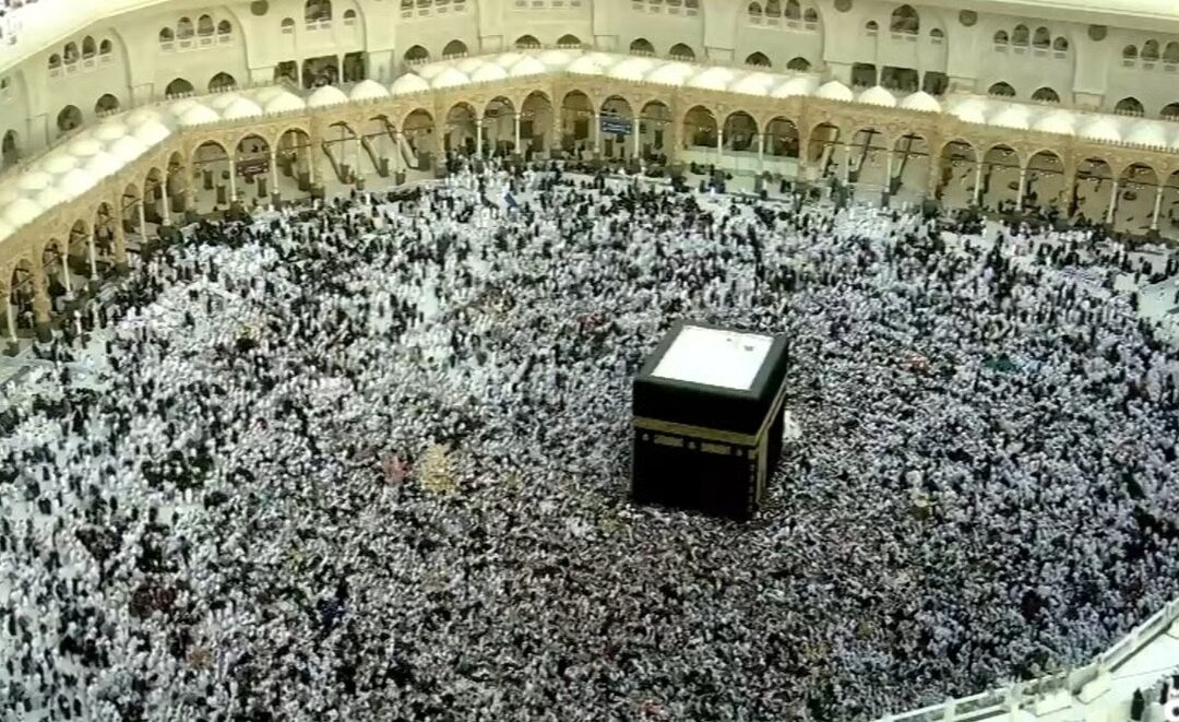 كثافة مليونية للمعتمرين والمصلين في المسجد الحرام برابع أيام رمضان