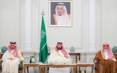 ولي العهد يستقبل العلماء والمسؤولين والمواطنين في المدينة المنورة