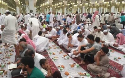 جموع الصائمين يصطفون على موائد الإفطار بالمسجد النبوي
