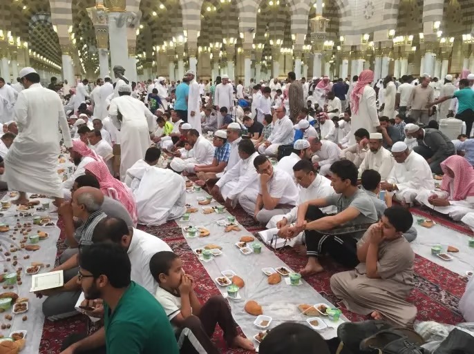 جموع الصائمين يصطفون على موائد الإفطار بالمسجد النبوي