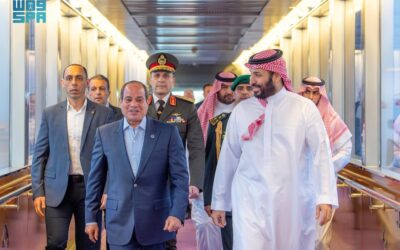 السيسي يصل جدة وولي العهد يتقدّم مستقبليه في المطار