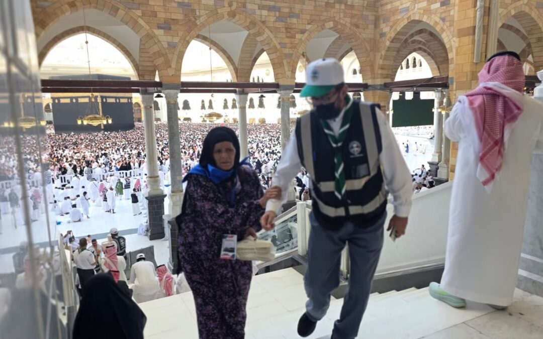 كشافة الحرم المكي يتحولون إلى بوصلة رحمة تنقذ المسنين والتائهين بين جموع المعتمرين