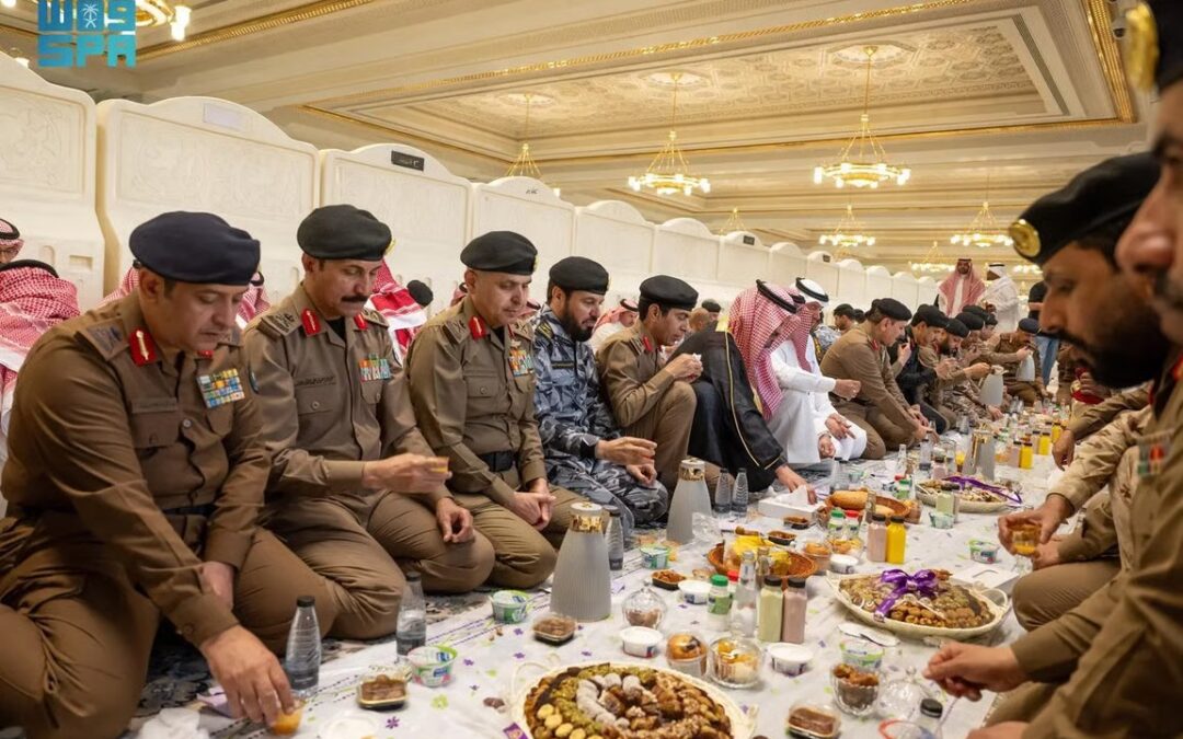 نائب أمير مكة يشارك رجال الأمن إفطارهم بالمسجد الحرام