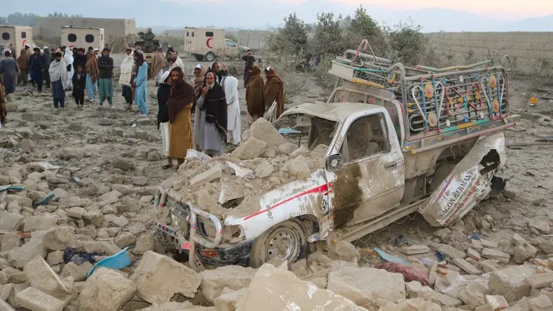 اشتباكات حدودية بين باكستان وأفغانستان بعد غارات جوية قتلت عشرات المسلحين