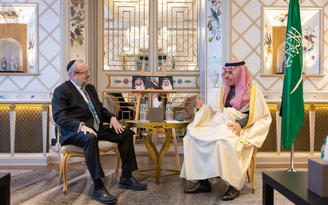 وزير يبحث مع المبعوث الأمريكي جهود مكافحة معاداة السامية والتطرف في ميونخ