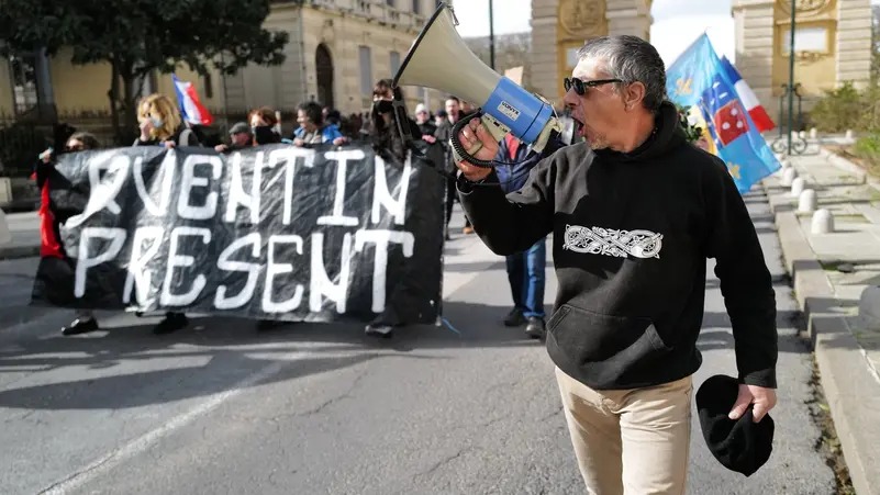 “ماكرون” يدعو للهدوء بعد مقتل ناشط يميني ويطالب بمحاكمة المعتدين