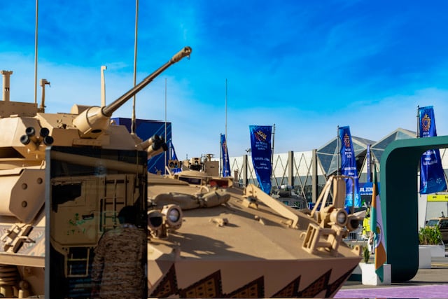 نقوش نجدية تزيّن مركبة الحرس الوطني في معرض الدفاع العالمي