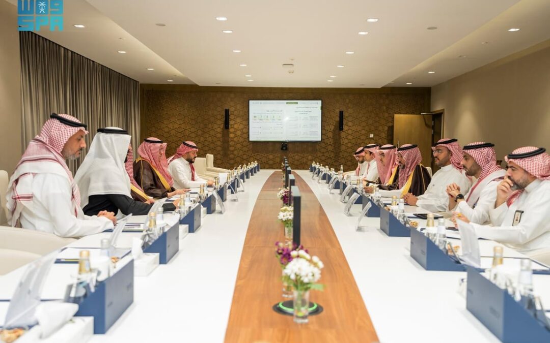 محافظ «منشآت» يبحث مع غرفة المدينة دعم وتمكين رواد الأعمال