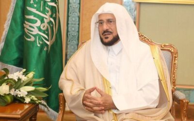 وزير الشؤون الإسلامية يمنع رسميًا تصوير الأئمة والمصلين أثناء الصلوات