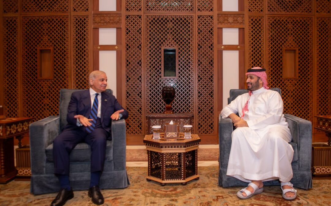 ولي العهد يلتقي رئيس وزراء باكستان