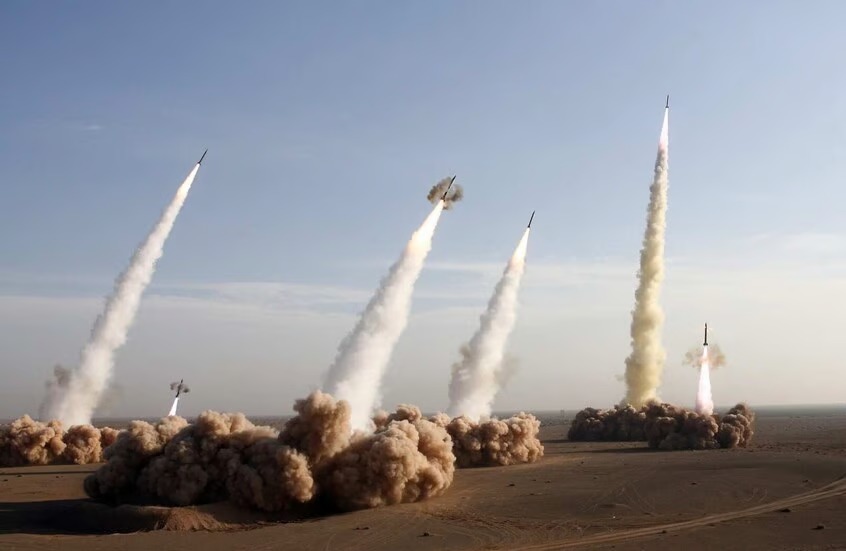 إيران تعلن استهداف عمق إسرائيل وقواعد أمريكية بالموجة 62