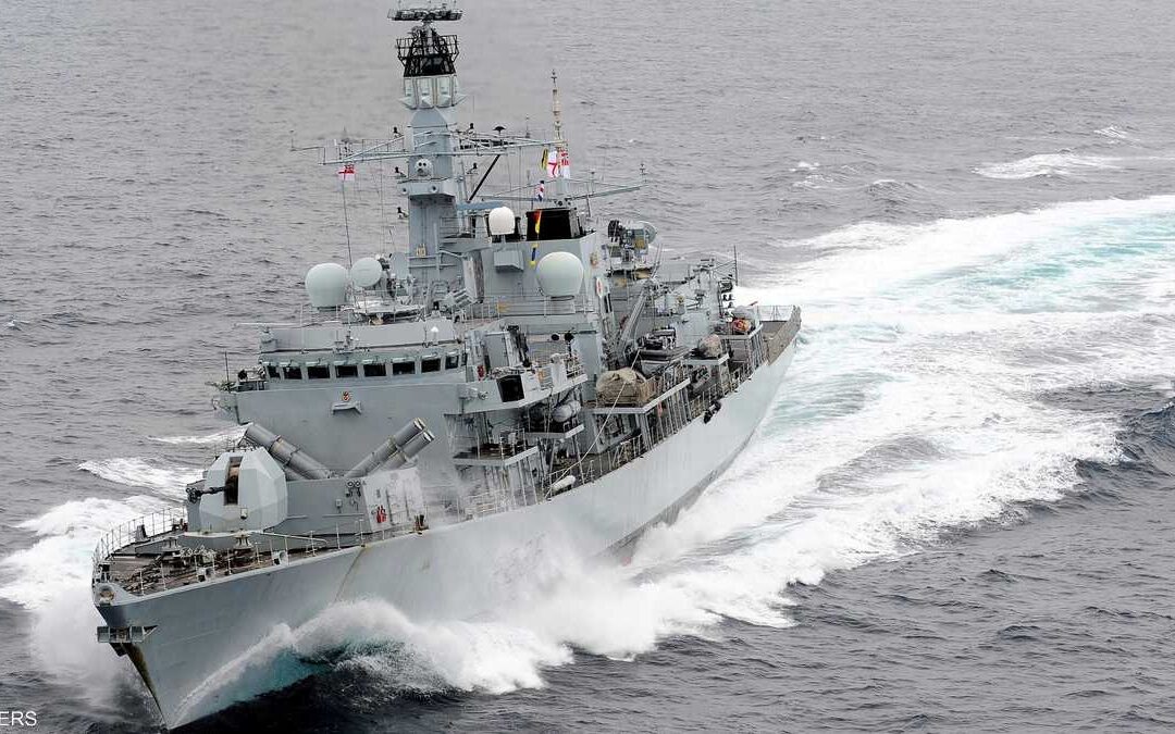 بريطانيا ترسل بارجة ومروحيات إلى الشرق الأوسط وتعزّز دفاعاتها بقبرص