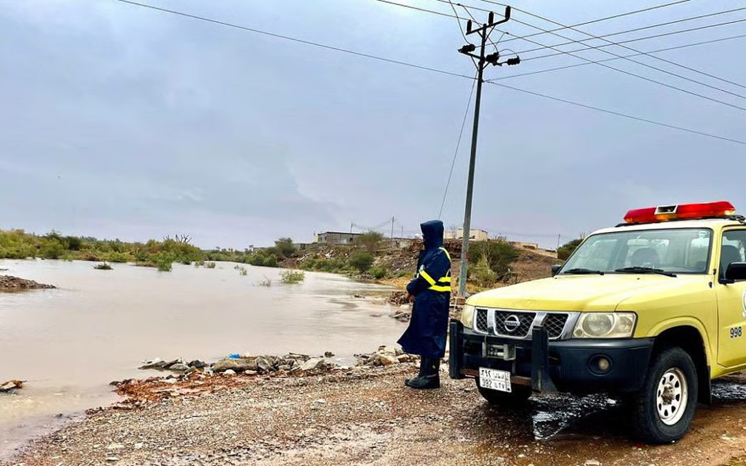 الدفاع المدني يحذّر من السيول ويدعو للابتعاد عن الأودية حتى الخميس