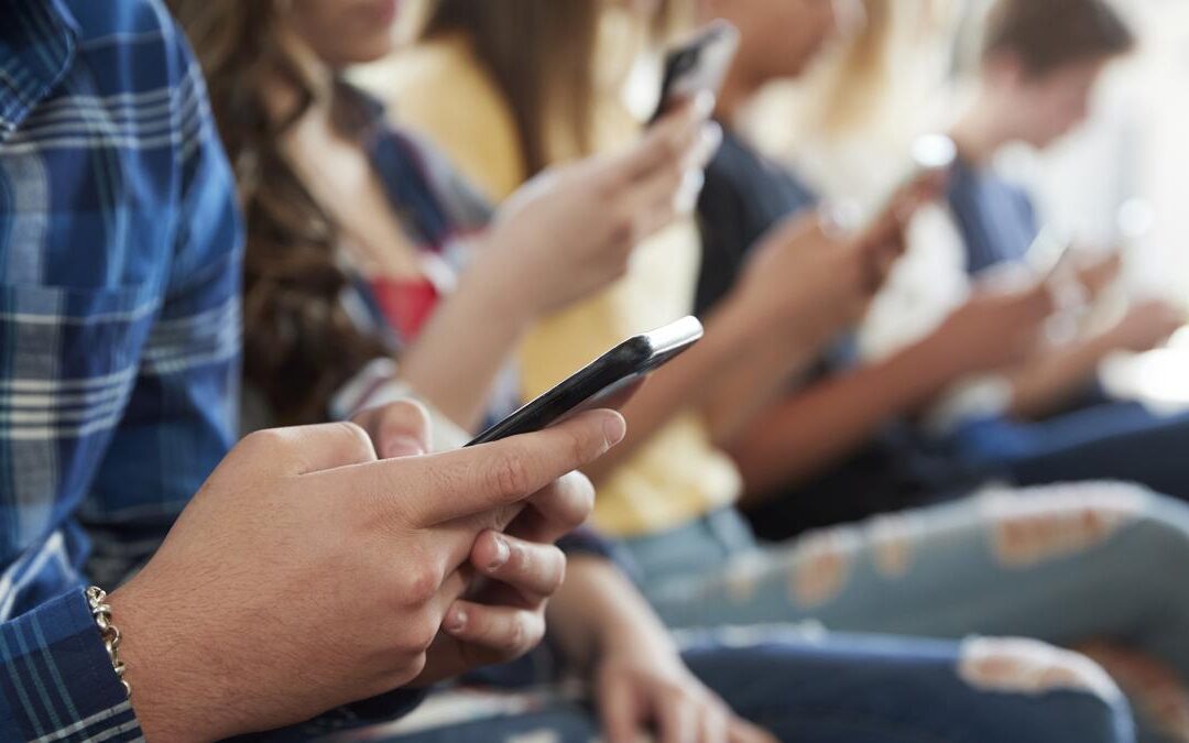 تركيا تقرّ قانونًا يقيد استخدام القاصرين لمنصات التواصل