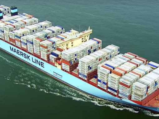 هجوم جديد على سفينة حاويات قرب عُمان بعد إغلاق مضيق هرمز مجددًا