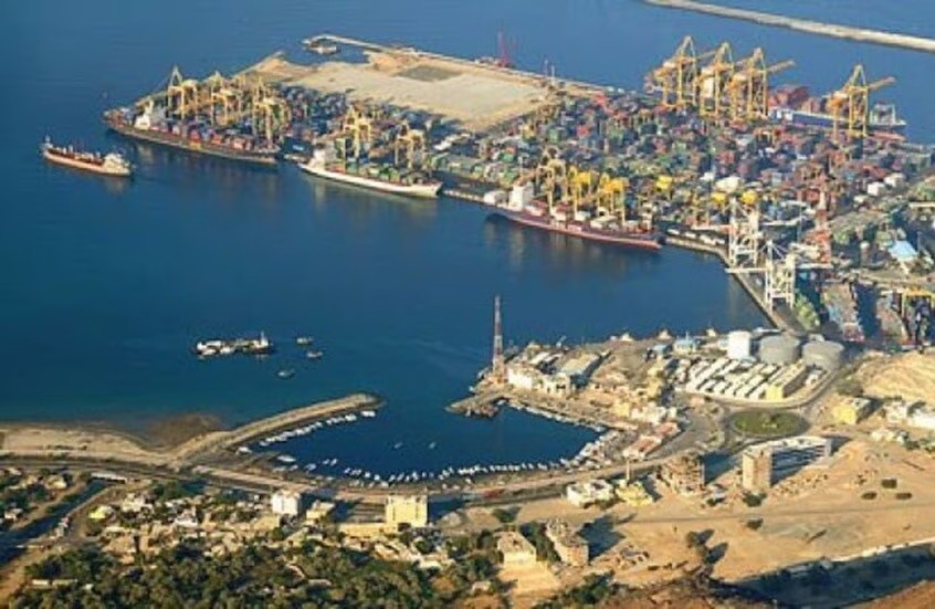 الشارقة تعلن التعامل مع حادث استهدف ميناء خورفكان