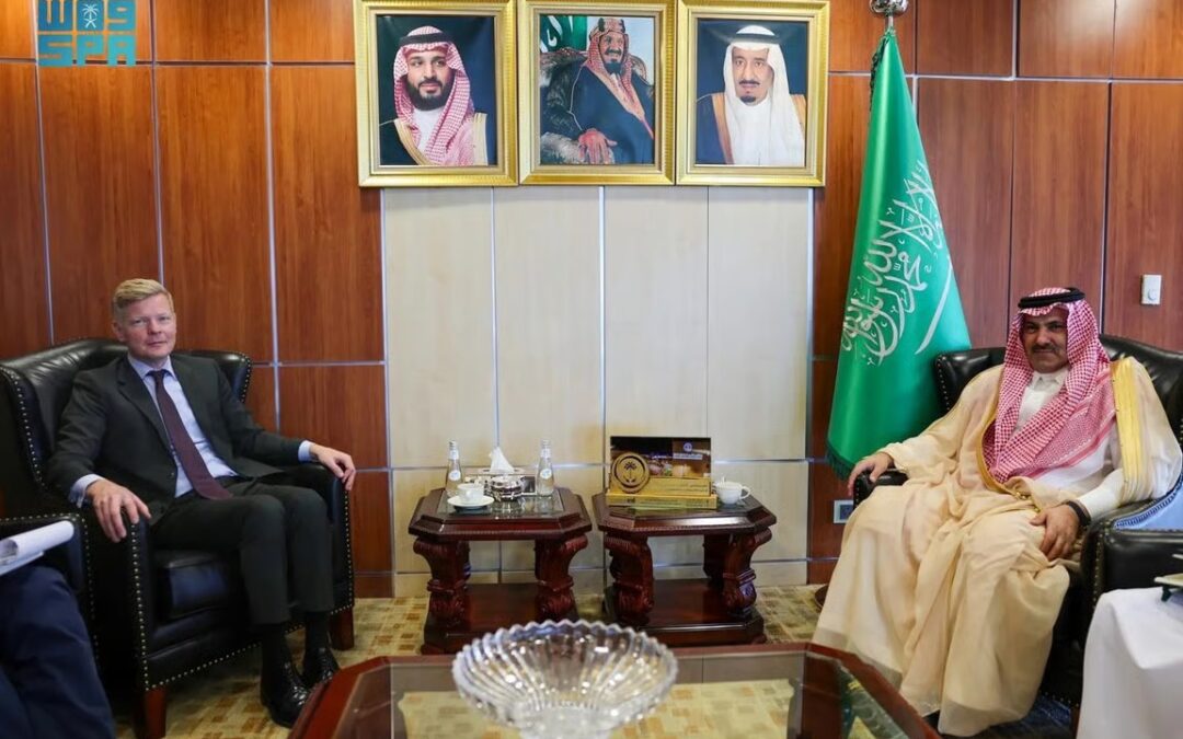 آل جابر يبحث مع مبعوث الأمم المتحدة لليمن جهود إطلاق المحتجزين