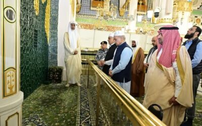 رئيس وزراء باكستان يؤدي الصلاة في الروضة الشريفة بالمسجد النبوي