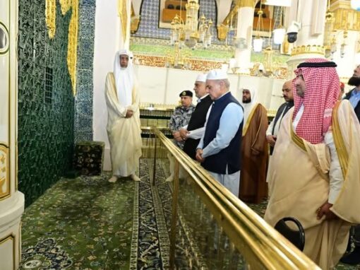 رئيس وزراء باكستان يؤدي الصلاة في الروضة الشريفة بالمسجد النبوي