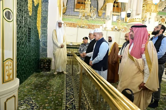 رئيس وزراء باكستان يؤدي الصلاة في الروضة الشريفة بالمسجد النبوي