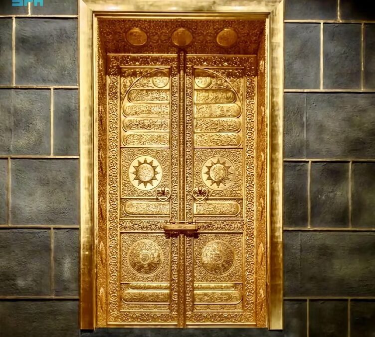 متحف القرآن الكريم بمكة يعرض نموذجًا مطابقًا لباب الكعبة المشرفة