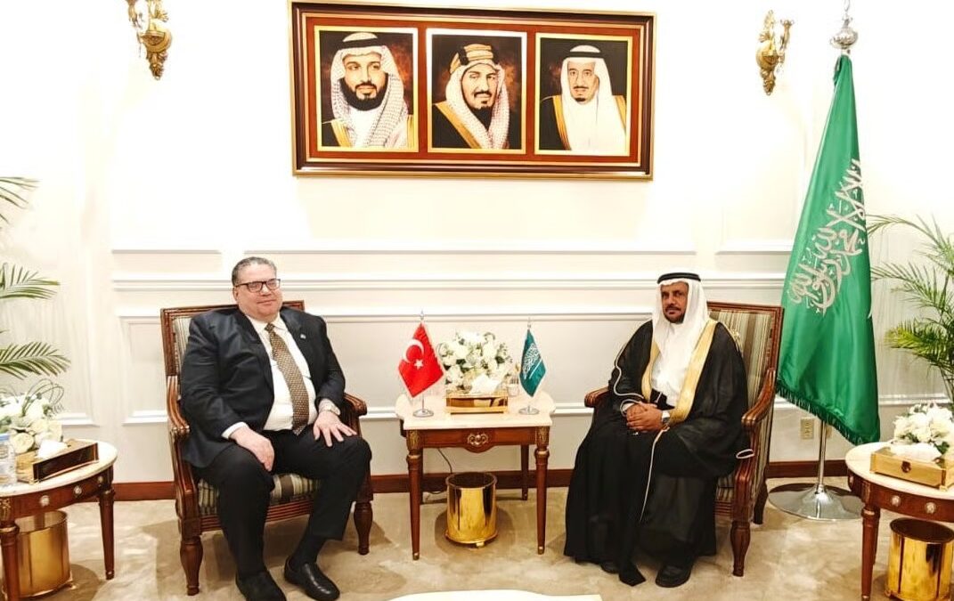 مندوب المملكة لدى منظمة التعاون الإسلامي يستضيف نظيره التركي