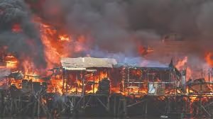 حريق في ولاية صباح الماليزية يدمر 200 منزل ويشرد 445 شخصًا