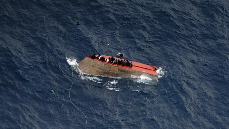 بالفيديو.. غرق قارب مهاجرين وسط المتوسط وفقدان أكثر من 70 شخصًا قبالة سواحل ليبيا