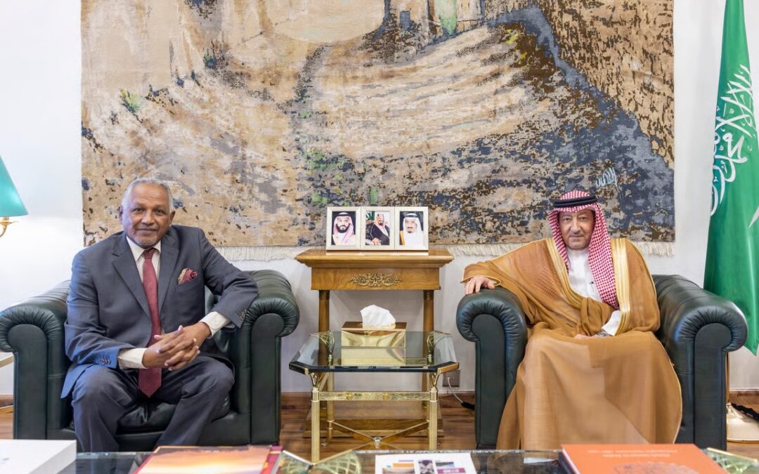 “الخريجي” يبحث مع سفير السودان مستجدات الأوضاع في الخرطوم