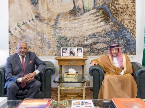 “الخريجي” يبحث مع سفير السودان مستجدات الأوضاع في الخرطوم