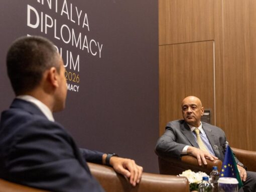 أمين مجلس التعاون والمبعوث الأوروبي يجدّدان إدانة الهجمات الإيرانية