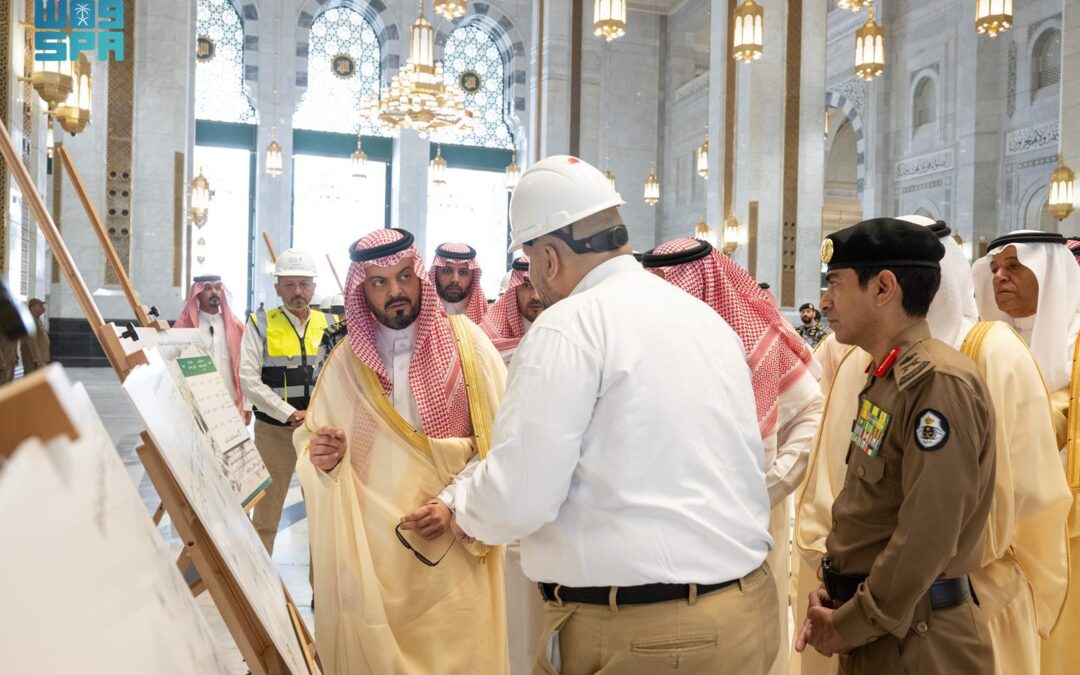 نائب أمير مكة يتفقد مركز استقبال وتوجيه الحجاج بالنوارية ويزور المسجد الحرام