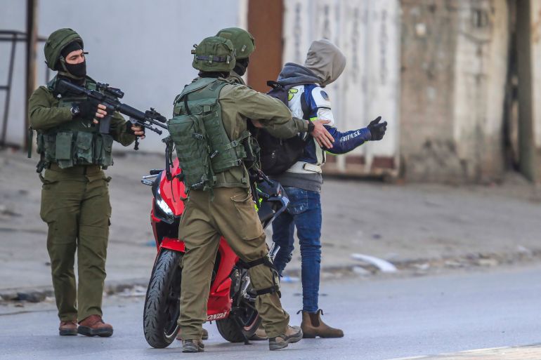 قوات الاحتلال الإسرائيلي تعتقل 14 فلسطينياً في الضفة الغربية