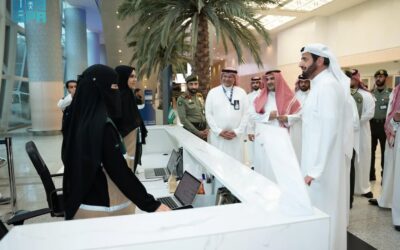 وزير الحج والعمرة يتفقد مطار الملك عبدالعزيز ويقف على مبادرات “نسك” و”حاج بلا حقيبة”