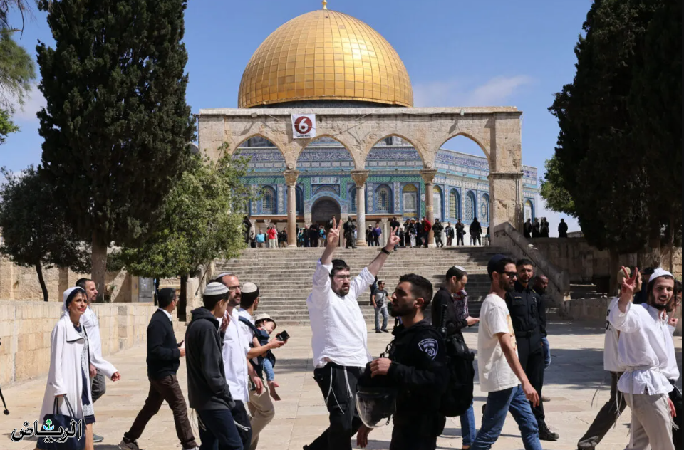 صهاينة يقتحمون المسجد الأقصى ويرفعون علم الاحتلال في باحاته