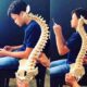 طبيب: استخدام الهاتف بوضعية الانحناء يُشوّه العمود الفقري ويُصعّب التنفس