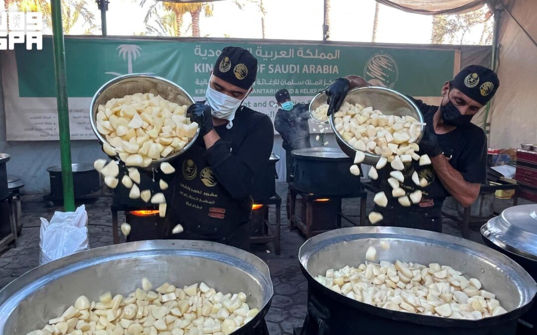 السعودية توزع 25,000 وجبة غذائية ساخنة في غزة