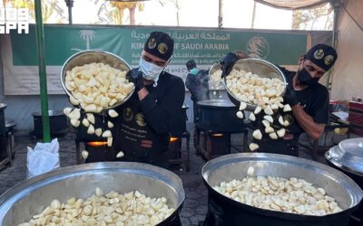 السعودية توزع 25,000 وجبة غذائية ساخنة في غزة