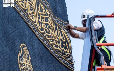 أنامل سعودية تحيك المشهد الأخير لكسوة الكعبة قبل اعتلائها البيت العتيق