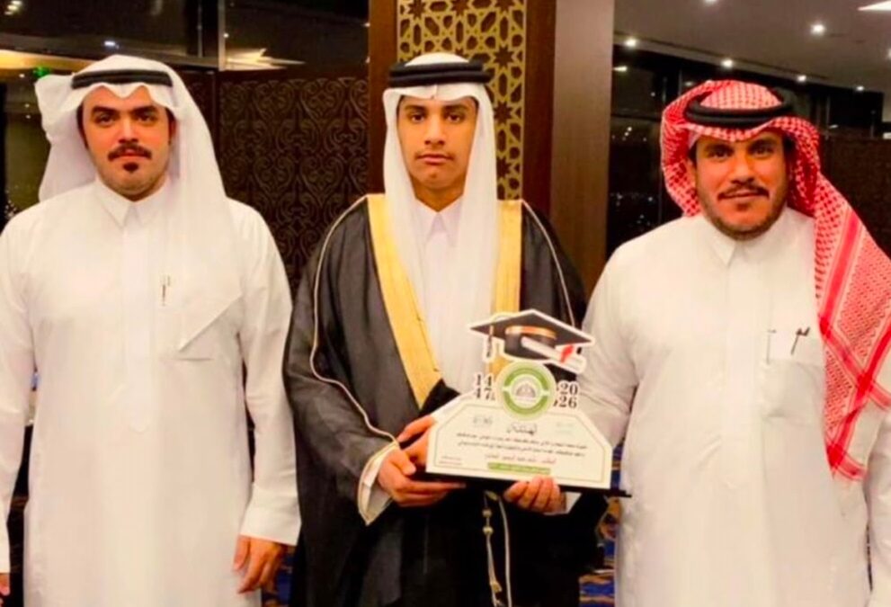 ناصر المعاوي يحتفل بتخرجه من الثانوية