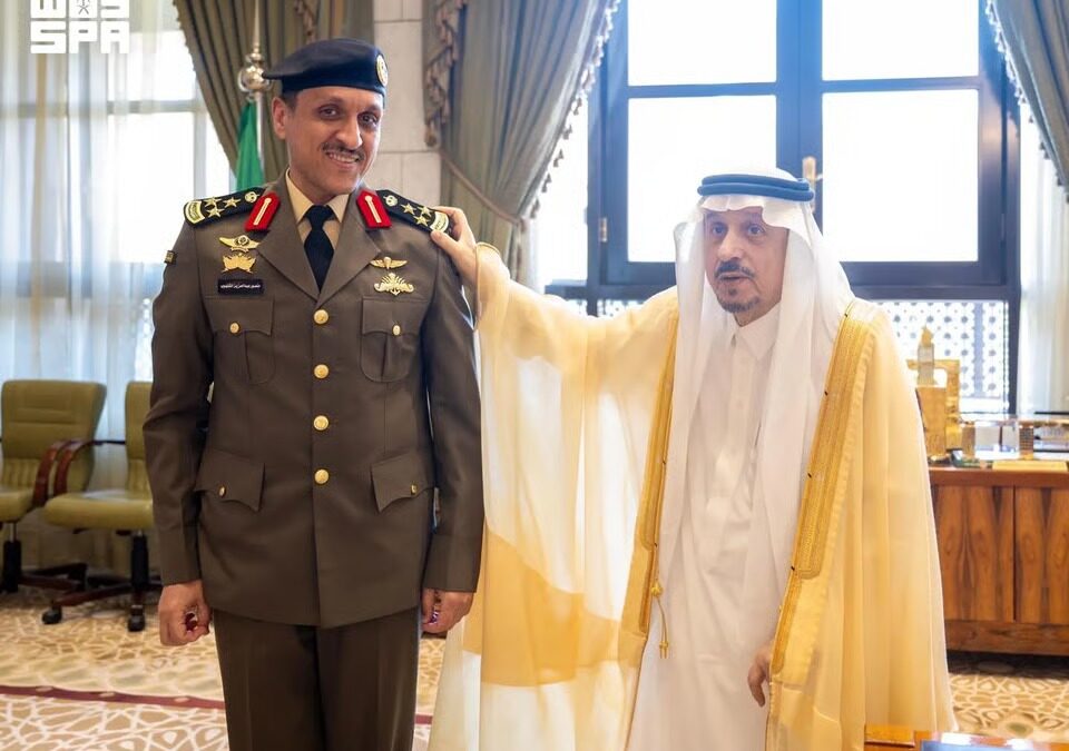 “أمير الرياض” يقلّد قائد ومساعد قائد القوة الخاصة بأمن قصر الحكم رتبة عميد