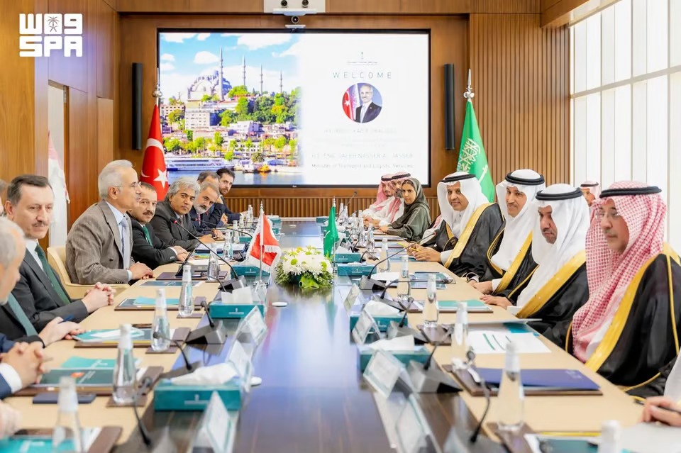 “وزير النقل” يعقد جلسة مباحثات مع نظيره التركي لتعزيز التعاون المشترك