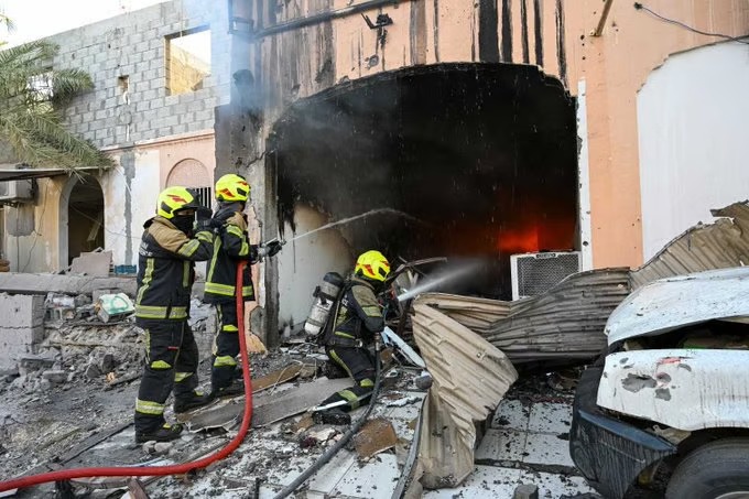 الداخلية البحرينية: طفلة مصابة وحرائق بمركبات ومنازل جراء شظايا مسيّرات إيرانية