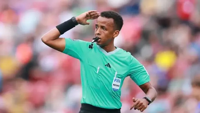 فيفا يمنح الحكم الصومالي مكافأته كاملة رغم منعه من دخول أمريكا