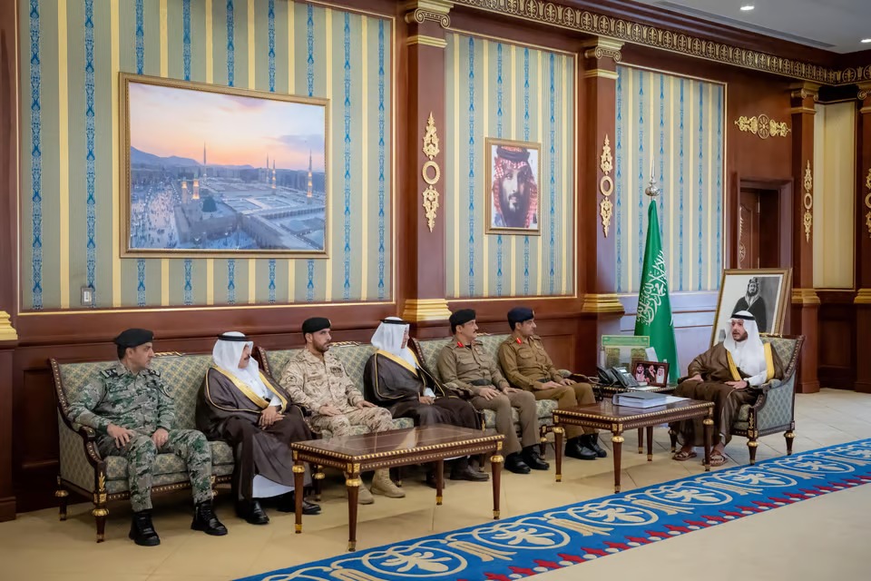 نائب أمير المدينة يطّلع على الخطط الأمنية لاستقبال الحجاج بعد أداء المناسك