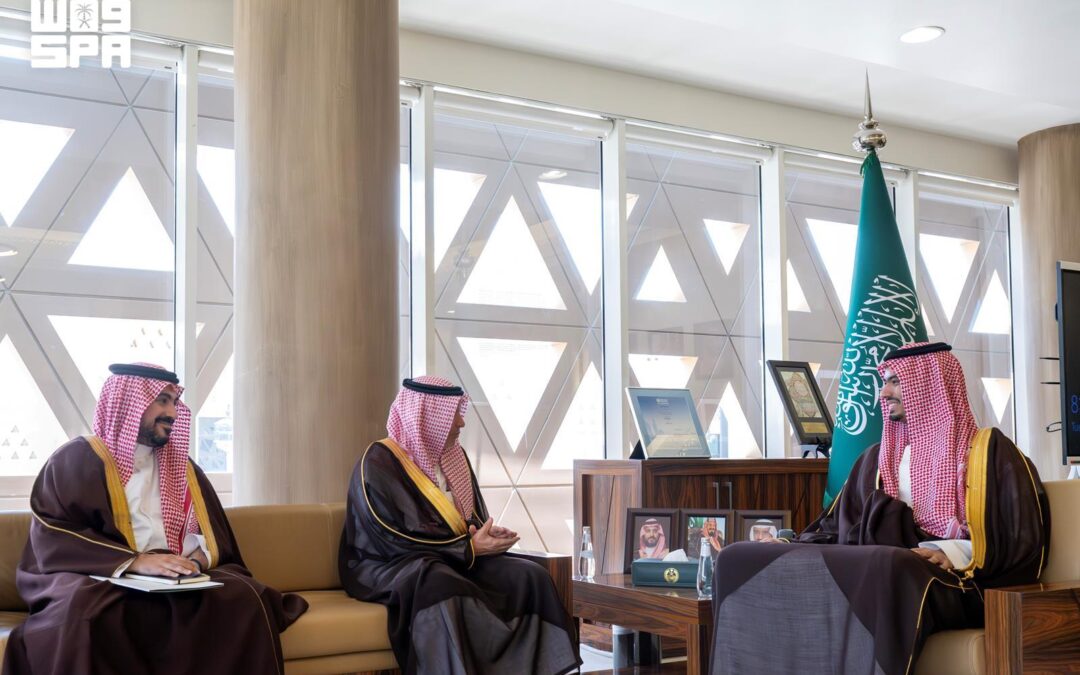 راكان بن سلمان يستقبل المستشار بالديوان الملكي فهد تونسي