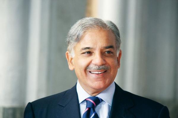 شهباز يحث جميع الأطراف على ضبط النفس وإعطاء السلام فرصة