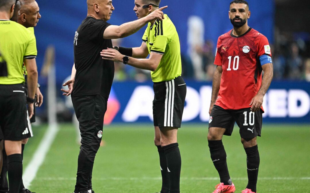 «فيفا» يراجع أداء الحكم ليتكسير بعد احتجاج مصري