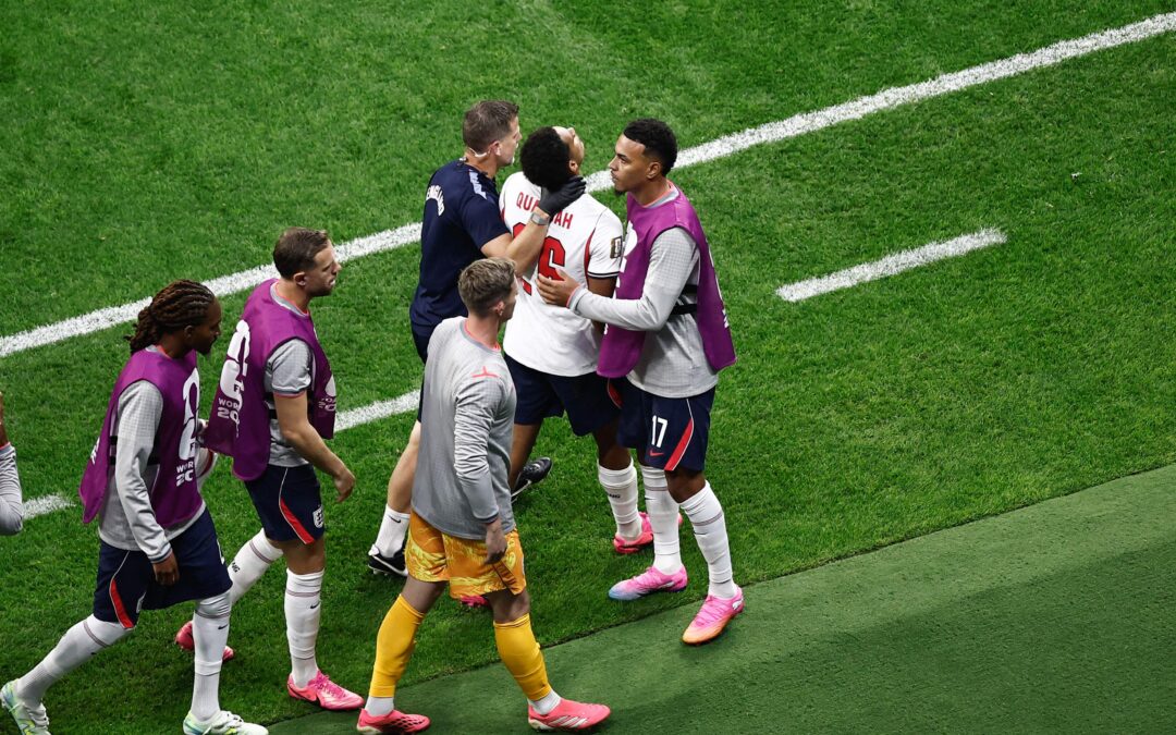 إيقاف كوانساه لاعب منتخب إنجلترا مباراتين إثر طرده في مباراة المكسيك