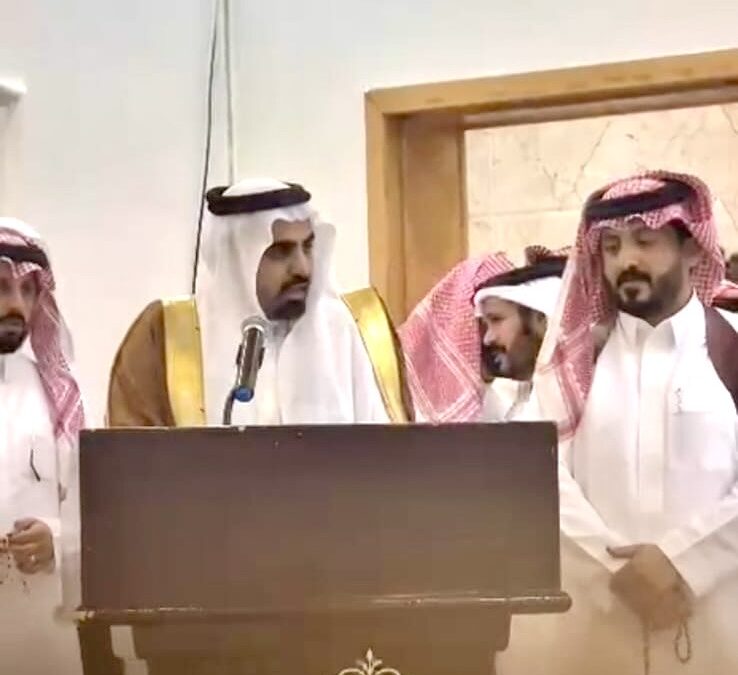في مشهد يجسد أصالة العادات القبلية.. آل حموض يستقبلون آل لزهر عملًا بعادة “السماوة”